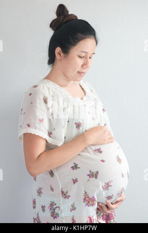 Bild Nahaufnahme von schwangeren Bauch mit den Händen berühren. Stockfoto