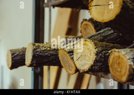 Sägewerk. Der Prozess des Schneidens anmeldet Boards Stockfoto