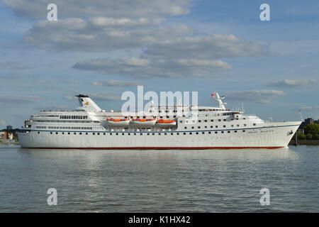 London, UK, 13. August 2017 Kreuzfahrtschiff Ocean Majesty kommt auf der Themse, London, Für einen Port Anruf Stockfoto