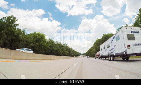 South Carolina, USA - 10. Juli 2017. POV point of view - Fahren nach Myrtle Beach auf Cross-country Road Trip. Stockfoto