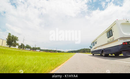 South Carolina, USA - 10. Juli 2017. POV point of view - Fahren nach Myrtle Beach auf Cross-country Road Trip. Stockfoto