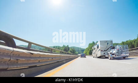 South Carolina, USA - 10. Juli 2017. POV point of view - Fahren nach Myrtle Beach auf Cross-country Road Trip. Stockfoto