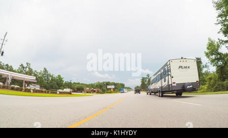 South Carolina, USA - 10. Juli 2017. POV point of view - Fahren nach Myrtle Beach auf Cross-country Road Trip. Stockfoto