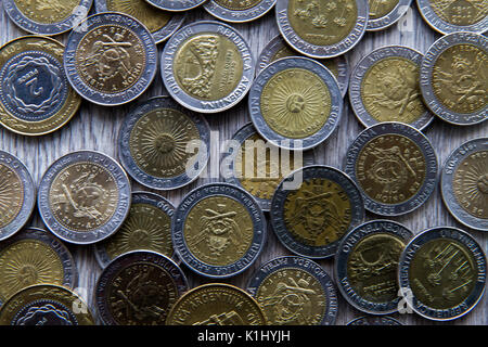 Mix von Münzen aus verschiedenen Ländern in Südamerika - Argentinien, Brasilien, Chile, Peru Stockfoto