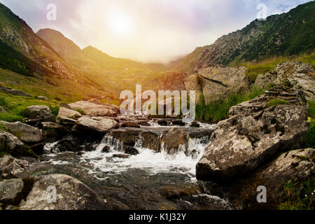 Wasserfall in der Nähe der TRANSFAGARASAN BERG AUTOBAHN STRASSE Stockfoto