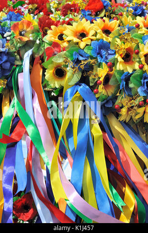 Einstellung der ukrainischen traditionelle Kränze, künstlichen Blumen und Bändern an der City Festival Stockfoto