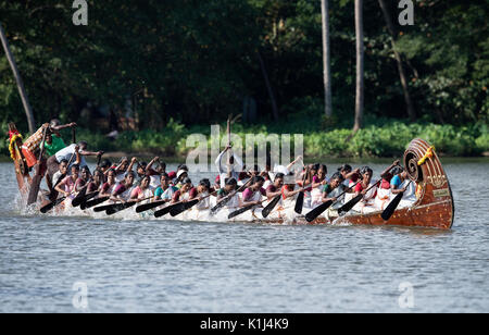 Das Bild von Frauen rudern Schlange Boot im Nehru Boat Race Tag, Punnamda Allaepy, See, Kerala, Indien Stockfoto