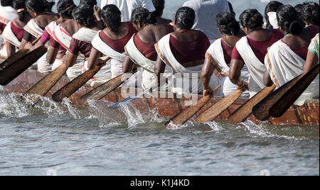 Das Bild von Frauen rudern Schlange Boot im Nehru Boat Race Tag, Punnamda Allaepy, See, Kerala, Indien Stockfoto