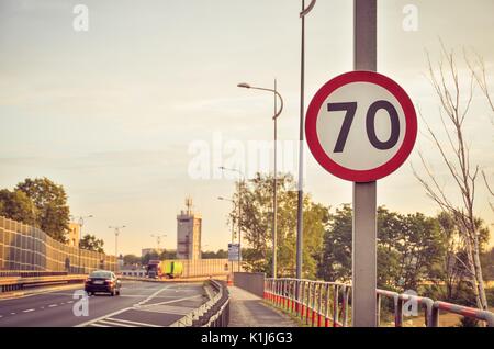 Verbots Schild. Geschwindigkeit ​​Limit auf 70 km/h in geringer Tiefenschärfe. Stockfoto