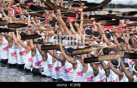 Das Bild der Männer mit Rudern bei der Eröffnung der Schlange Boot im Nehru Boat Race Tag, Punnamda Allaepy, See, Kerala, Indien Stockfoto