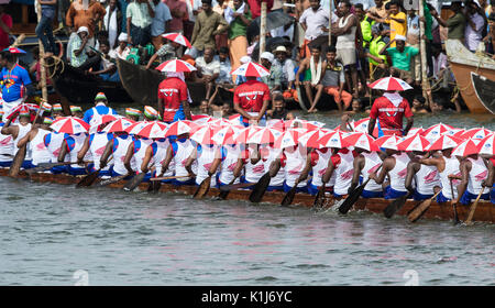 Das Bild der Männer bei der Eröffnung der Schlange Boot im Nehru Boat Race Tag, Punnamda Allaepy, See, Kerala, Indien Stockfoto