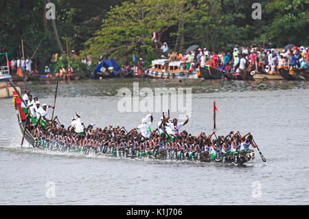 Das Bild der Männer rudern Schlange Boot im Nehru Boat Race Tag, Punnamda Allaepy, See, Kerala, Indien Stockfoto