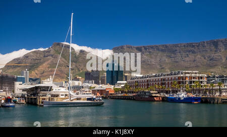 Kapstadt Waterfront, das Cape Grace Hotel mit dem Tafelberg im Hintergrund. Stockfoto