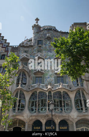 BARCELONA, SPANIEN - 8 August, 2017: die Menschen in Passeig de Gracia sitz Casa Batllo von Antoni Gaudi 1877 gemacht Stockfoto