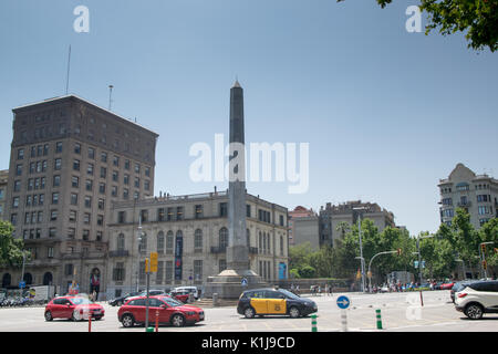 BARCELONA, SPANIEN - 13. JULI 2017: Der Obelisk und einige historische Gebäude auf dem Passeig de Gràcia in Barcelona in Spanien Stockfoto