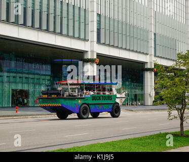 Singapur - Dec 14, 2015. Duck Tours Auto läuft auf der Straße in der Innenstadt von Singapur. Stockfoto