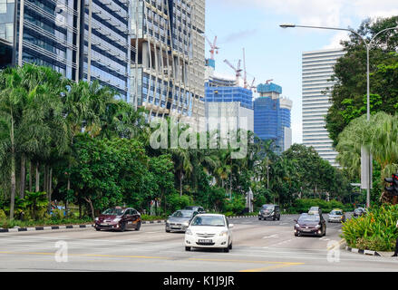 Singapur - Dec 14, 2015. Autos, die auf der Straße im Downtown in Singapur. Stockfoto