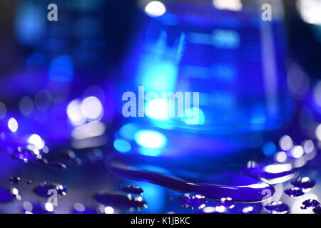 Wissenschaft Graduierte Konische Becher auf Blau Acryl Stockfoto