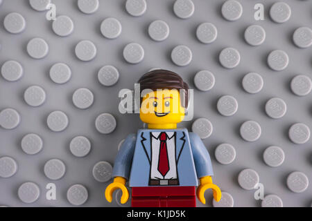 Tambow, Russische Föderation - Juni 22, 2017 Lego Geschäftsmann auf grauen Grundplatte Hintergrund. Studio gedreht. Stockfoto