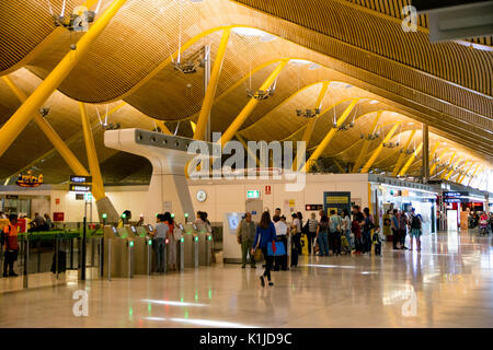 MADRID, Spanien - Juni 04, 2017: Blick auf die Adolfo Suarez Flughafen Madrid Barajas (MAD), der größten und verkehrsreichsten Flughafen in Spanien und die primäre Hub f Stockfoto