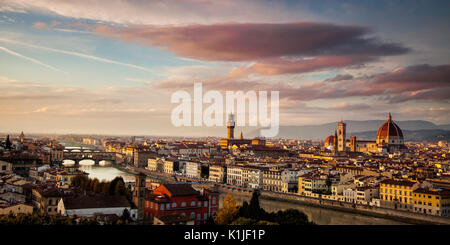 Sonnenuntergang Blick auf Florenz, Italien von der Piazzale Michelangelo. Stockfoto