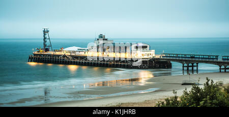 BOURNEMOUTH, UK - 22. AUGUST 2017: Bournemouth Pier in der Morgendämmerung Stockfoto