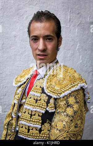 Spanische Stierkämpfer Cesar Jimenez in der Gasse an der paseillo oder die erste Parade Stierkampf in Jaen Stierkampfarena warten, Provinz Jaen, Andalusien, Spanien Stockfoto