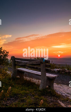 Rocky Granit outcroppings spiegeln einen wunderschönen Sonnenuntergang Himmel oben in New Jersey bei hohen Point State Park Stockfoto