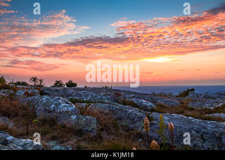 Rocky Granit outcroppings spiegeln einen wunderschönen Sonnenuntergang Himmel oben in New Jersey bei hohen Point State Park Stockfoto