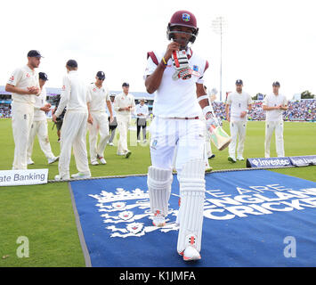 West Indies Kraigg Brathwaite verlässt das Feld am Kaffee Intervall 102 nicht während Tag zwei Der der zweiten Investec Testspiel in Leeds. PRESS ASSOCIATION Foto. Bild Datum: Samstag, 26 August, 2017. Siehe PA Geschichte Cricket England. Photo Credit: Nigel Französisch/PA-Kabel. Einschränkungen: Nur für den redaktionellen Gebrauch bestimmt. Keine kommerzielle Nutzung ohne vorherige schriftliche Zustimmung der EZB. Standbild nur verwenden. Keine bewegten Bilder zu senden emulieren. Nicht entfernen oder verdecken von Sponsor Logos. Stockfoto