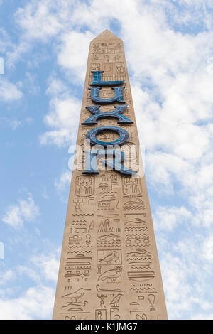 Der Obelisk vor dem Luxor Resort & Casino in Las Vegas, Nevada. Stockfoto