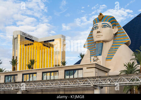 Das Delano Hotel und die Sphinx vor dem Luxor Resort & Casino in Las Vegas, Nevada. Stockfoto