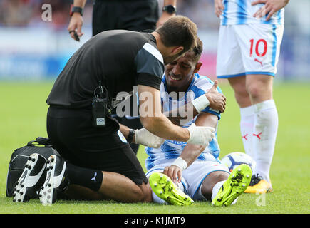 Die Huddersfield Town Rajiv van La Parra ist für eine Verletzung während der Premier League Match am John Smith's Stadion, Huddersfield behandelt. Stockfoto