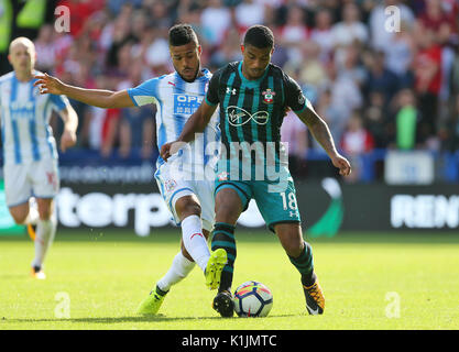 Die Huddersfield Town Elias Kachunga (links) und Southampton Mario Lemina in Aktion während der Premier League Match am John Smith's Stadion, Huddersfield. Stockfoto