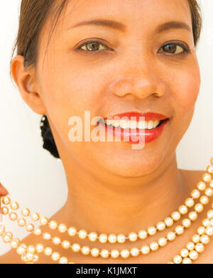 Perlenkette auf Mädchen mit stilvollen Schmuck Stockfoto