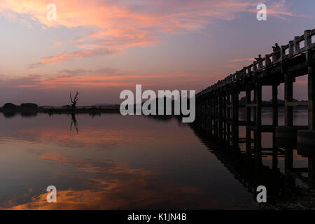 U-Bein Brücke und Taungthaman See bei Sonnenuntergang, Amarapura, Myanmar. Stockfoto