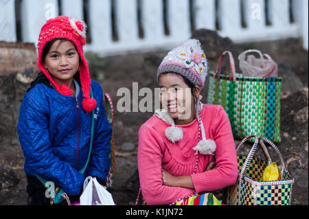 Zwei lokale Mädchen am Morgen Markt, Hsipaw, Shan Staat, Myanmar. Stockfoto