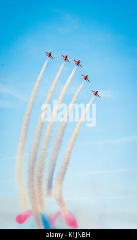 Die Royal Air Force Red Arrows Team in Ihrem BAE Hawk Flugzeuge auf Ihre Anzeige in Sidmouth, England durchführen Stockfoto