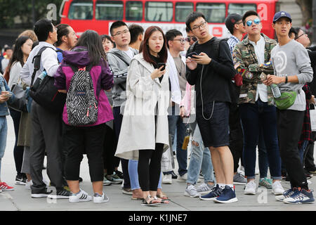 Touristen sind in Trafalgar Square. Entsprechend der Reiseberatung ForwardKeys, Langstreckenflug Buchungen in Großbritannien für Juli und August sind bis zu 10% gegenüber dem gleichen Zeitraum im letzten Jahr. Besucher aus den USA und China treiben den Boom. Buchungen aus den USA bis 19% für Juni bis August von Jahr zu Jahr, während diejenigen aus China um 29 %. Mit: Atmosphäre, Wo: London, Großbritannien Wann: 26 Aug 2017 Quelle: Dinendra Haria/WENN.com Stockfoto