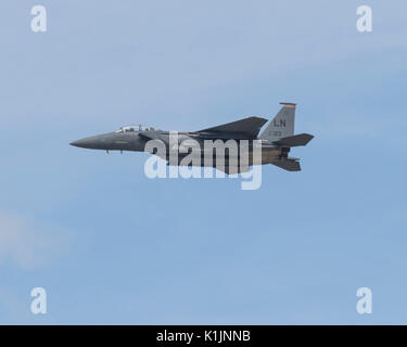 Ein USAF F-15 E Strike Eagle Jet Fighter Aircraft am 2017 Royal International Air Tattoo fliegen Stockfoto