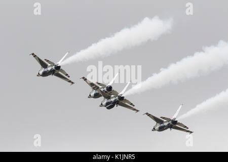 Die USAF Thunderbirds Demonstration aerobatic Display Team am 2017 Royal International Air Tattoo fliegen Stockfoto