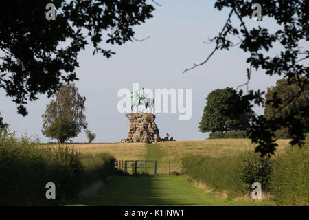 Windsor, Großbritannien. 25 August, 2017. Ein Blick auf den Copper Horse, eine Statue von George III, im Windsor Great Park. Stockfoto