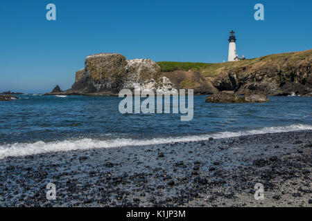 Yaquina Head Lighthouse von felsigen Strand entlang der Pazifikküste Stockfoto