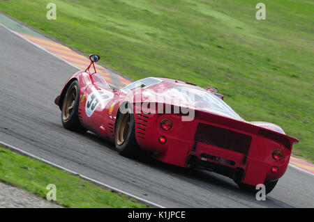 MUGELLO, IT, November 2008: Unbekannte laufen mit historischen 1967 Ferrari 330 P4 während Finali Mondiali 2008 Ferrari in Mugello in Italien Stockfoto