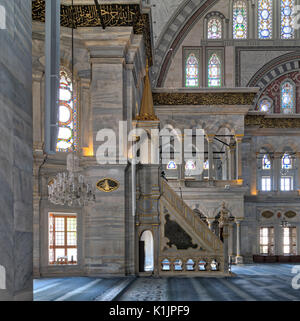 Innere Aufnahme der Nuruosmaniye Moschee, die osmanische Moschee im barocken Stil mit Minibar (Plattform), Bögen & farbige Glasfenster im Shembe entfernt Stockfoto