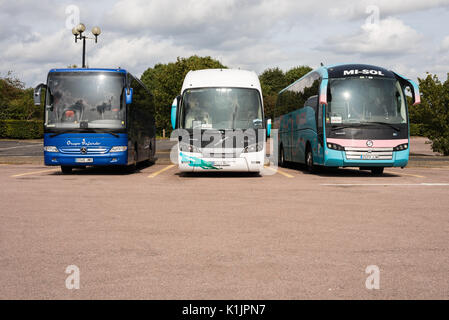 Drei luxuriöse linker Antrieb europäischen Trainer an Stratford-upon-Avon Parkplatz geparkt. Stockfoto