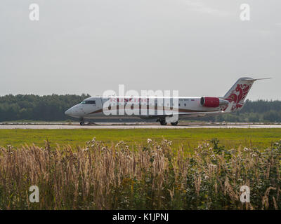 Nischni Nowgorod, Russland - 23. August 2017: CRJ 100 Airliner ist auf der Landebahn des Flughafen Strigino. Stockfoto