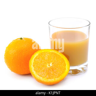 Orangen und Orangensaft isoliert auf weißem Hintergrund Stockfoto