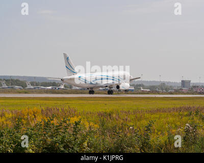 Nischni Nowgorod, Russland - 23. August 2017: SSJ 100 Airliner ist auf der Landebahn des Flughafen Strigino. Stockfoto