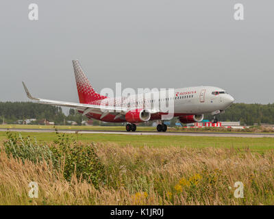 Nischni Nowgorod, Russland - 23. August 2017: Boing 737 Airliner ist die Landung auf der Landebahn des Flughafen Strigino. Stockfoto